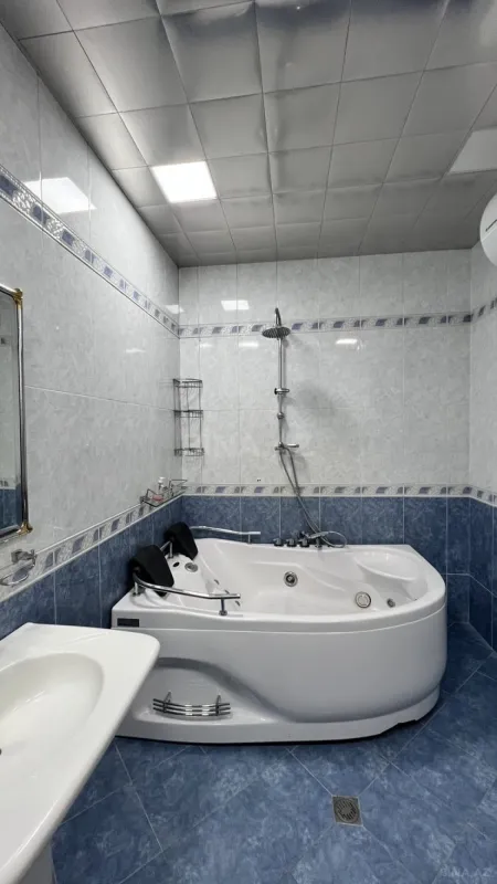 Satılır 4 otaqlı mənzil 146 m²