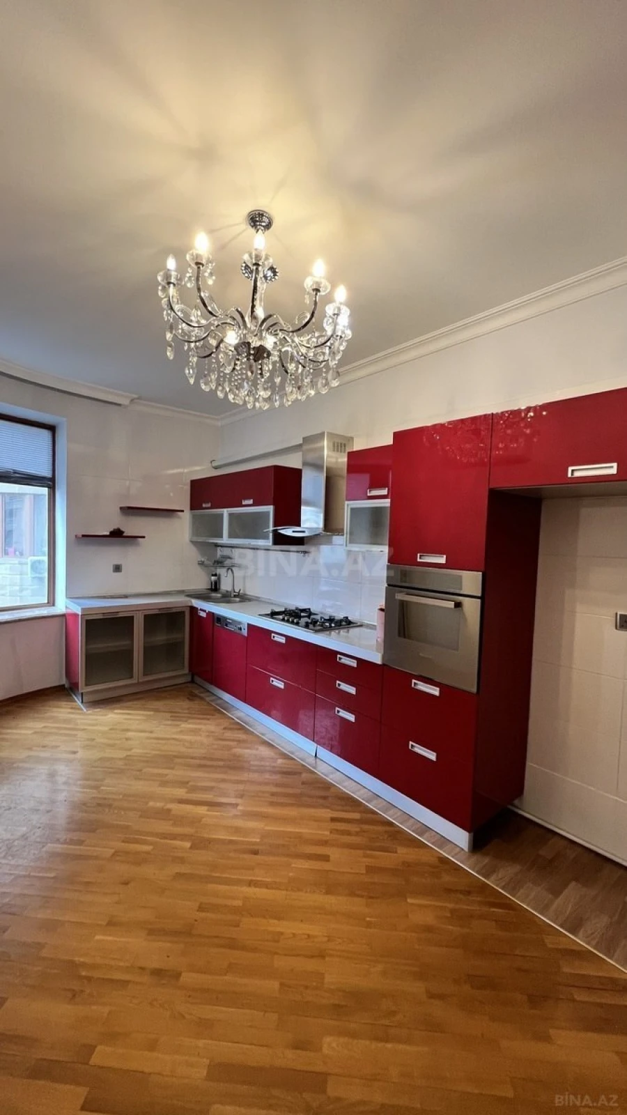 Satılır 4 otaqlı mənzil 146 m²