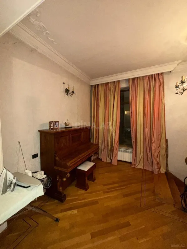 Satılır 4 otaqlı mənzil 160 m²