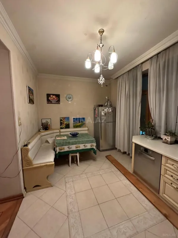 Satılır 4 otaqlı mənzil 160 m²