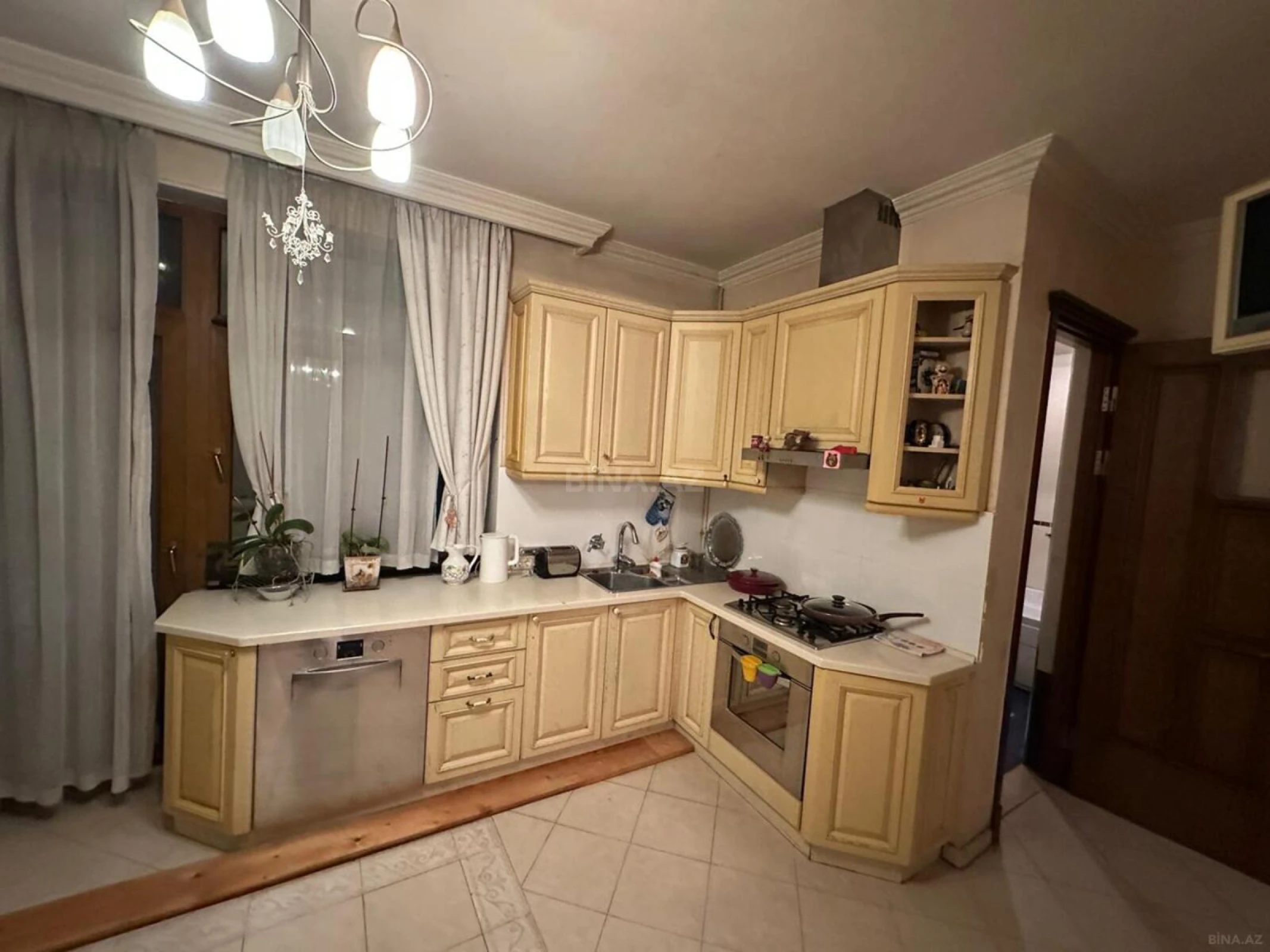 Satılır 4 otaqlı mənzil 160 m²