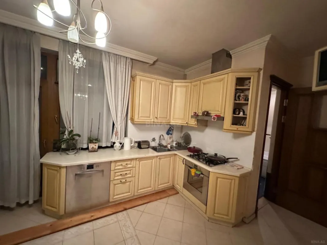 Satılır 4 otaqlı mənzil 160 m²