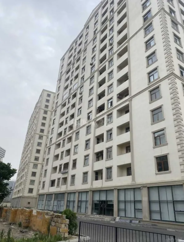 Satılır 4 otaqlı mənzil 175 m²