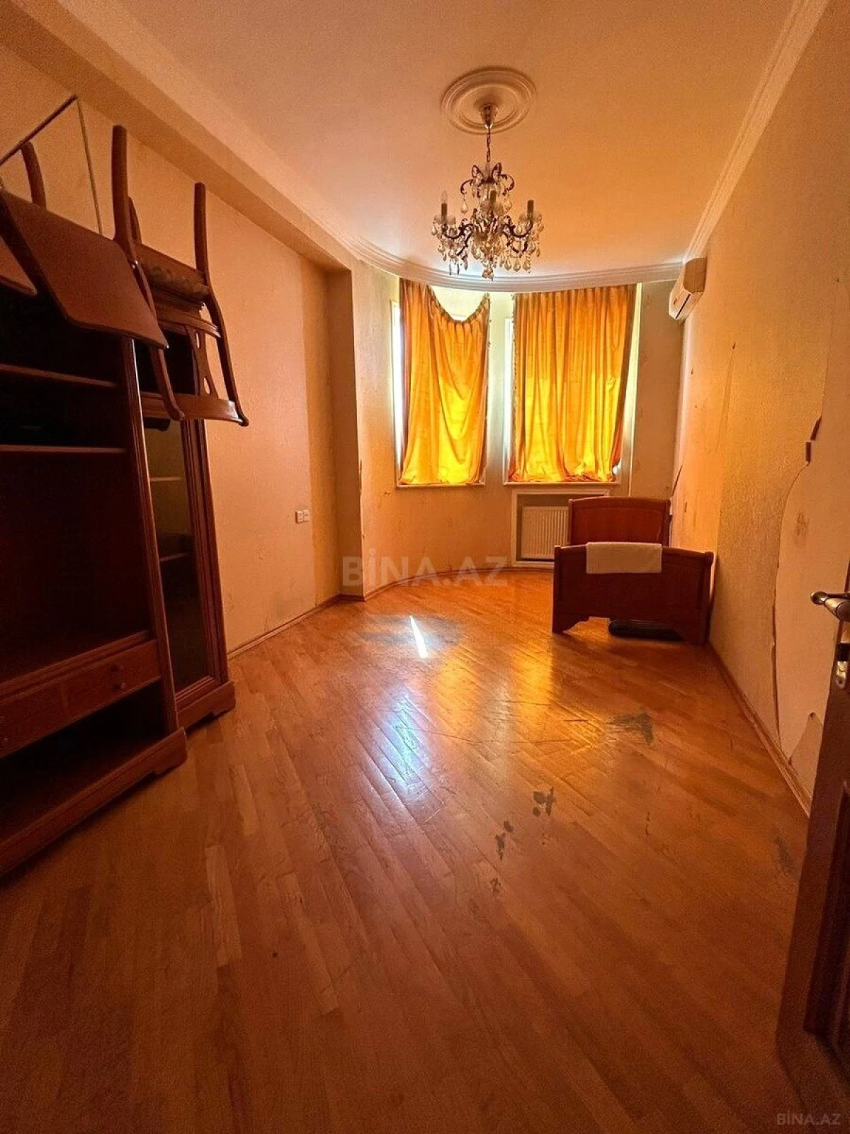 Satılır 4 otaqlı mənzil 175 m²