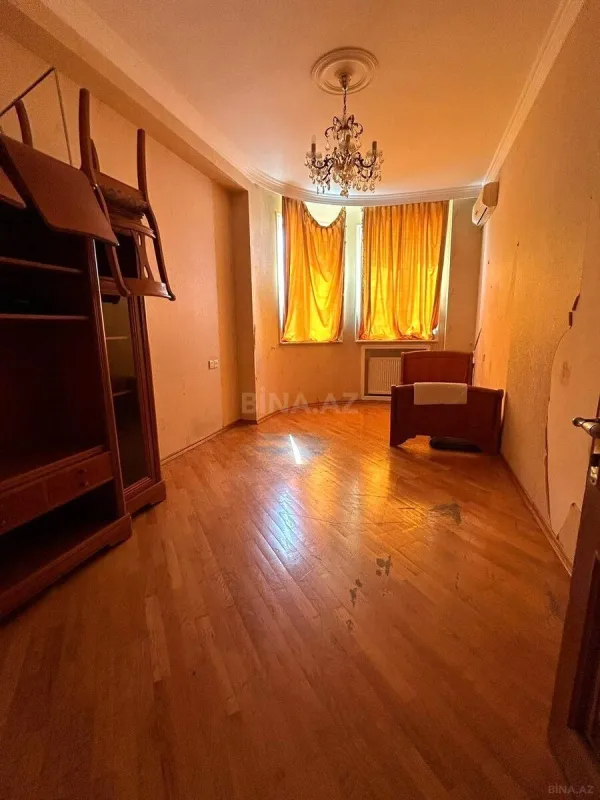 Satılır 4 otaqlı mənzil 175 m²