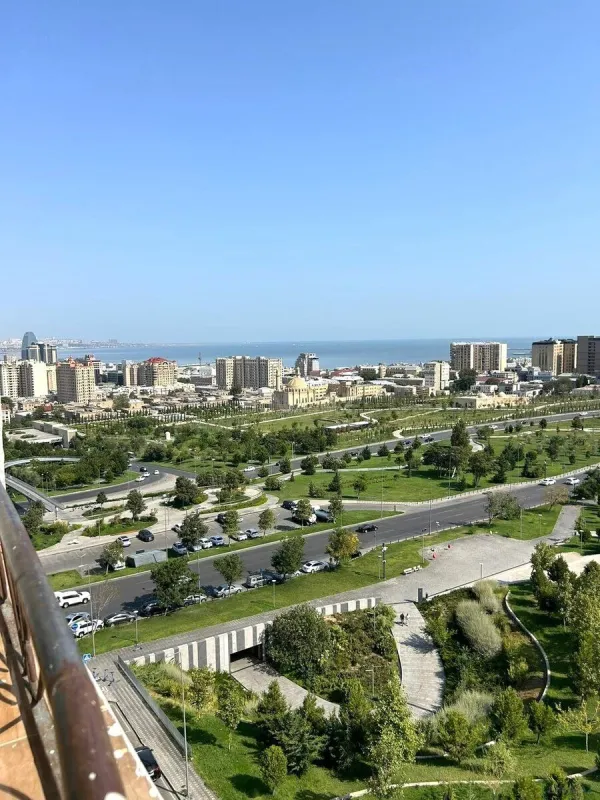 Satılır 4 otaqlı mənzil 175 m²