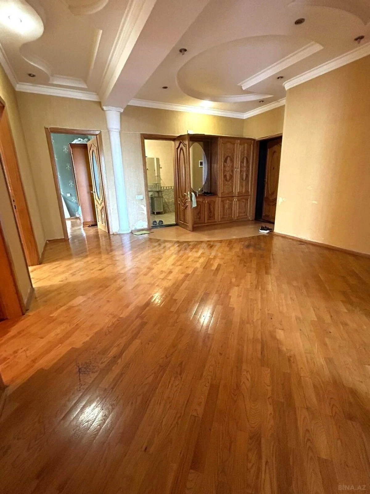 Satılır 4 otaqlı mənzil 175 m²