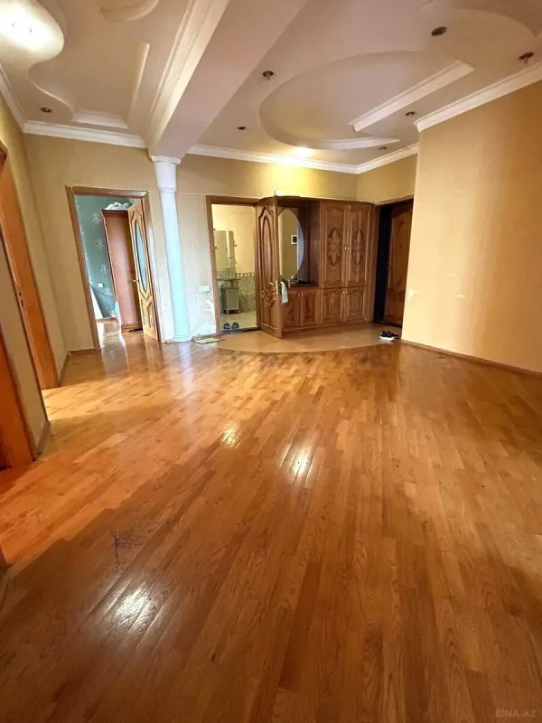 Satılır 4 otaqlı mənzil 175 m²