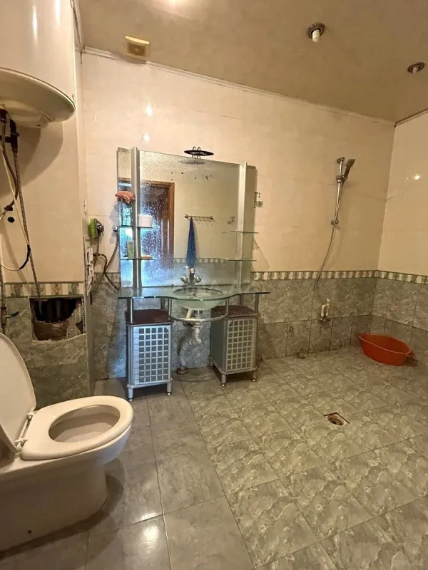 Satılır 4 otaqlı mənzil 175 m²