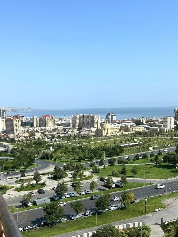 Satılır 4 otaqlı mənzil 175 m²