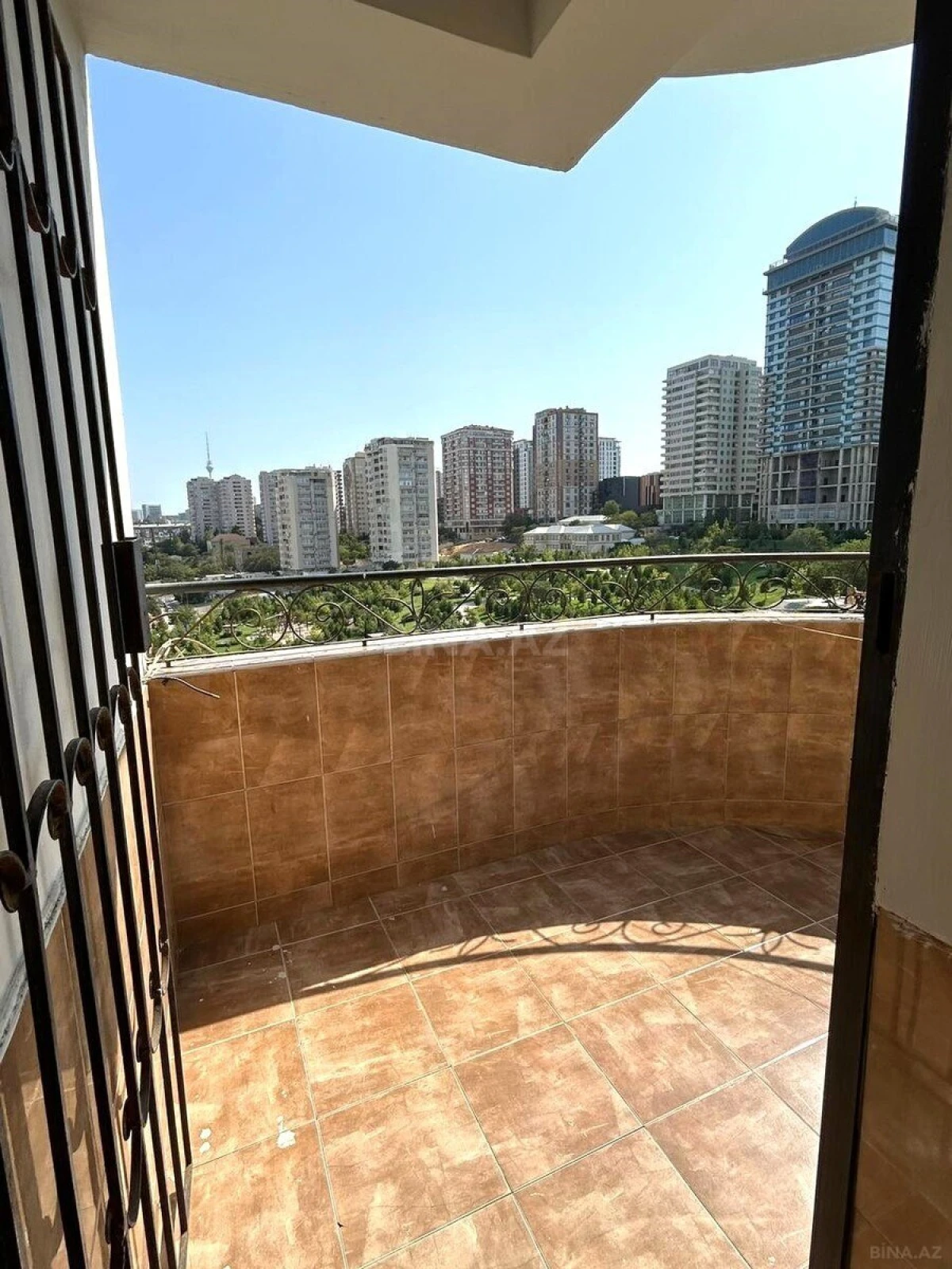 Satılır 4 otaqlı mənzil 175 m²