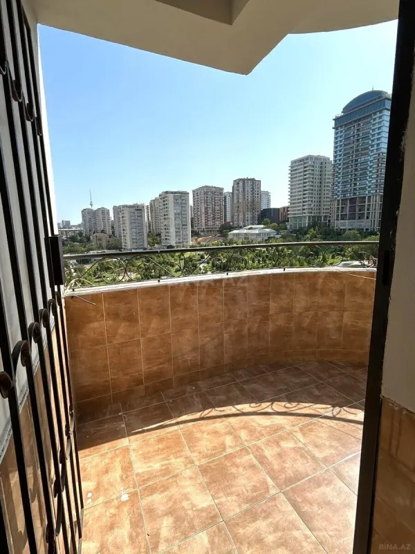 Satılır 4 otaqlı mənzil 175 m²