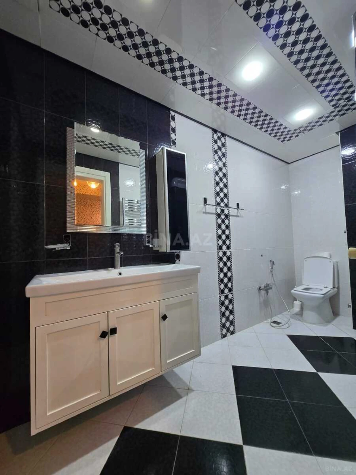 Satılır 3 otaqlı mənzil 124 m²