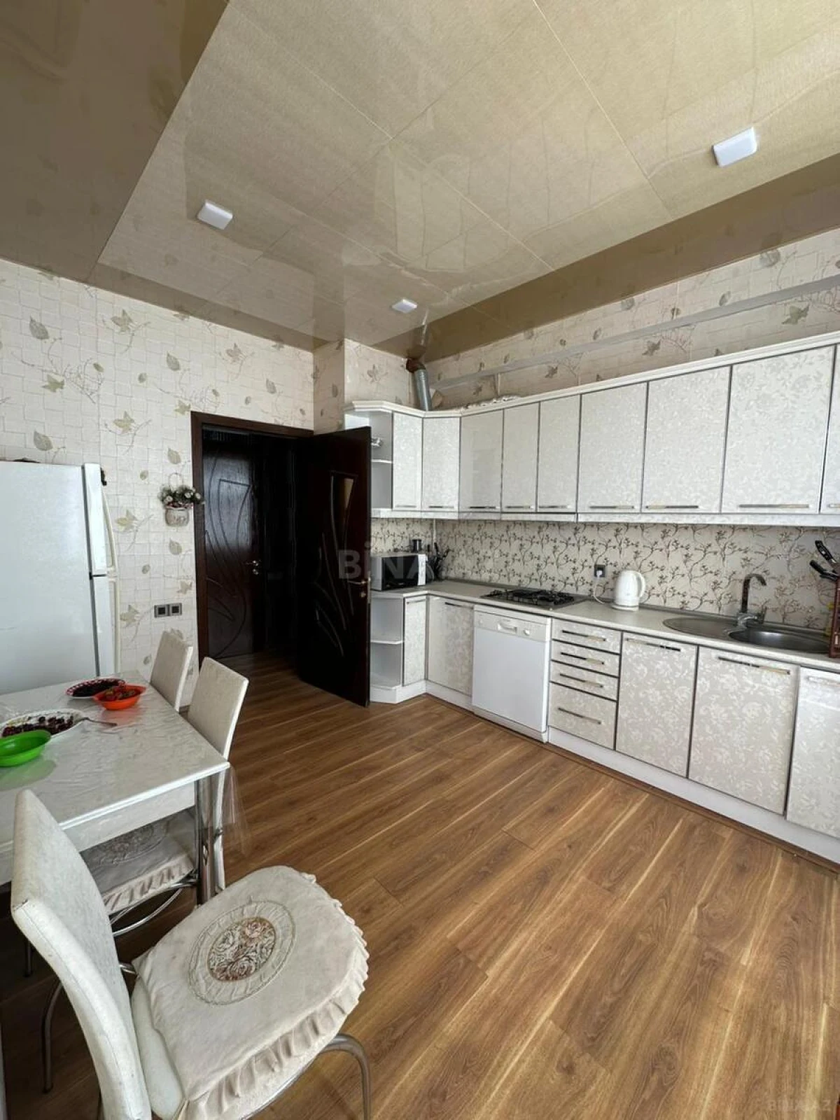 Kirayə verilir 3 otaqlı mənzil 120 m²