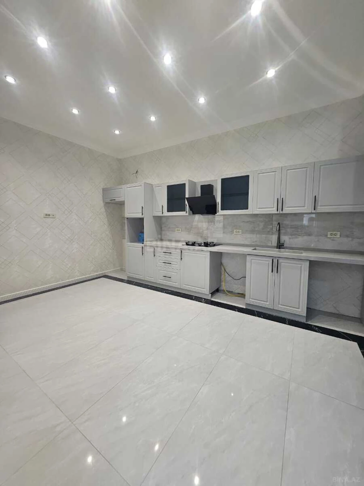 Satılır 5 otaqlı həyət evi 270 m²