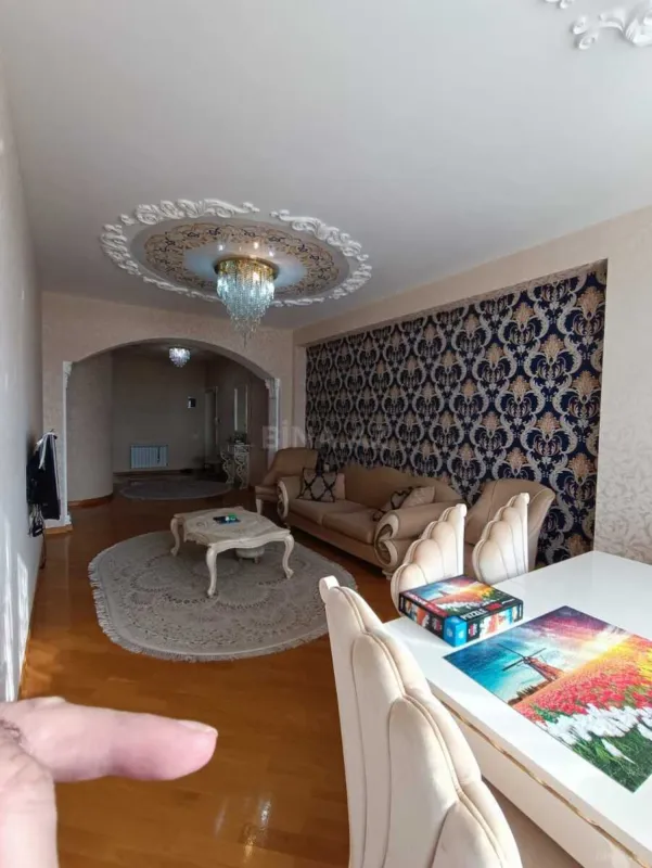 Satılır 4 otaqlı mənzil 140 m²
