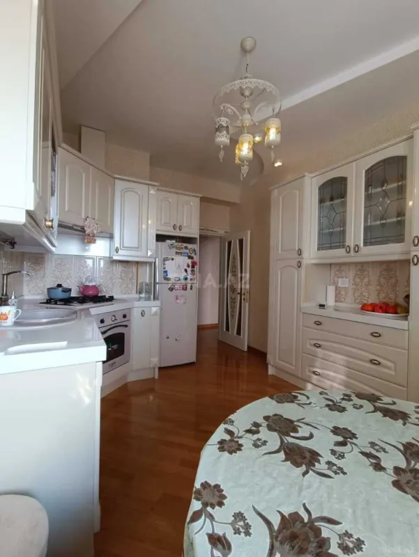 Satılır 4 otaqlı mənzil 140 m²