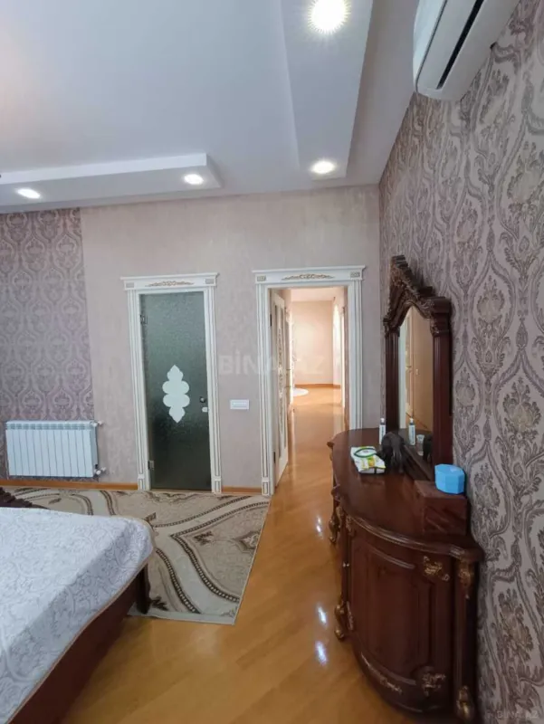 Satılır 4 otaqlı mənzil 140 m²