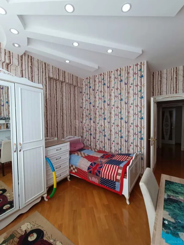 Satılır 4 otaqlı mənzil 140 m²