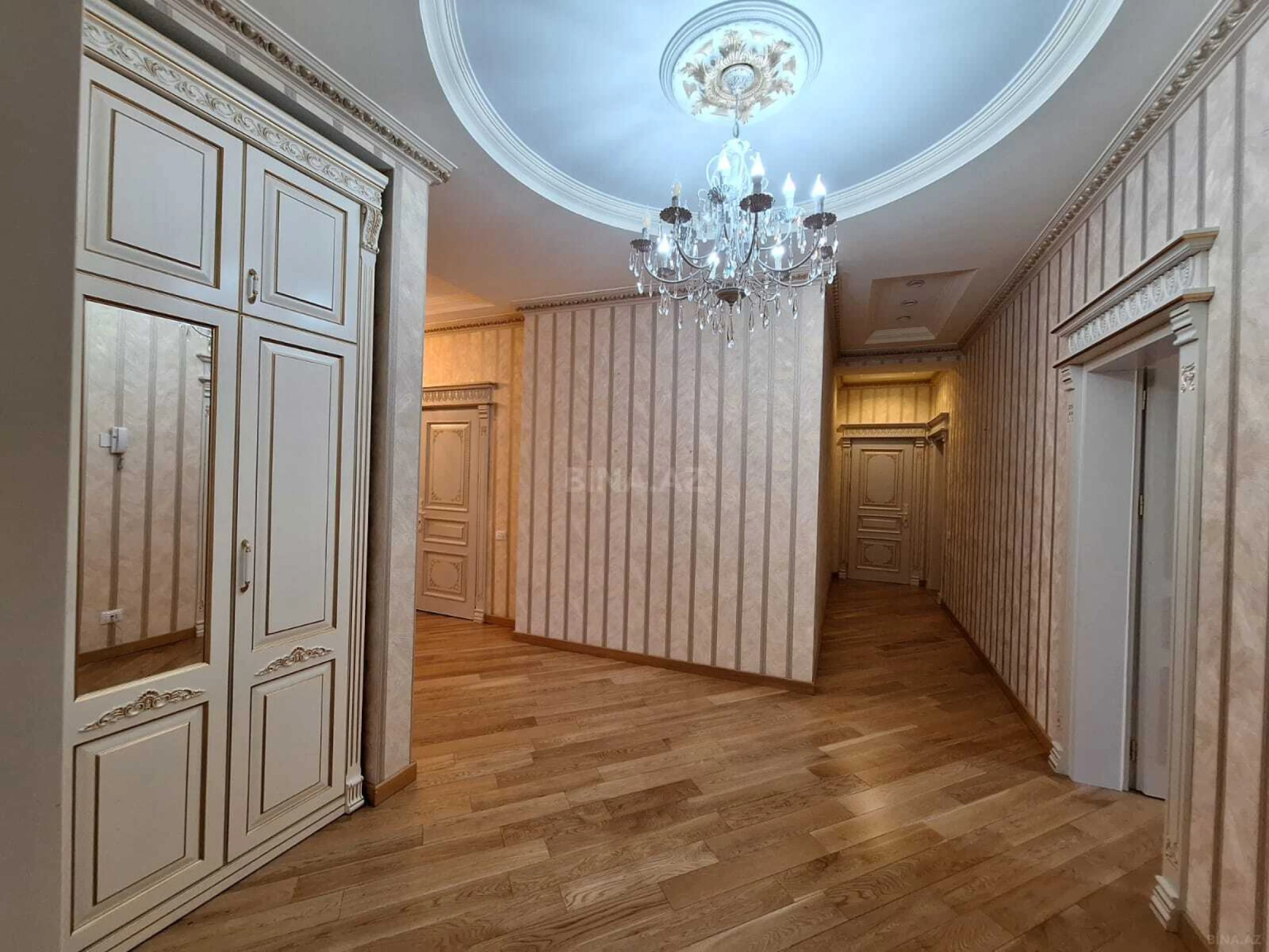 Kirayə verilir 4 otaqlı mənzil 230 m²