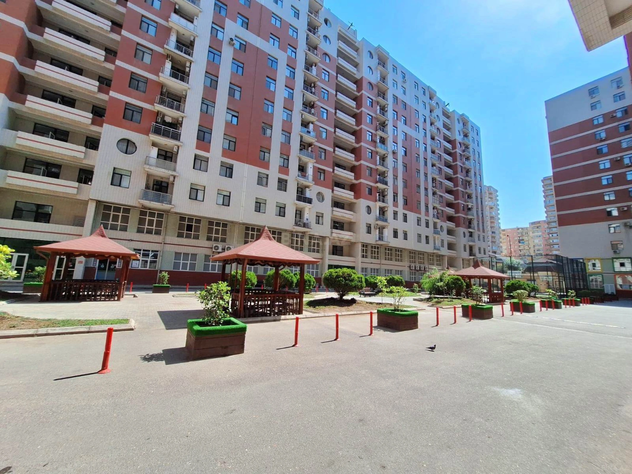 Kirayə verilir 4 otaqlı mənzil 230 m²