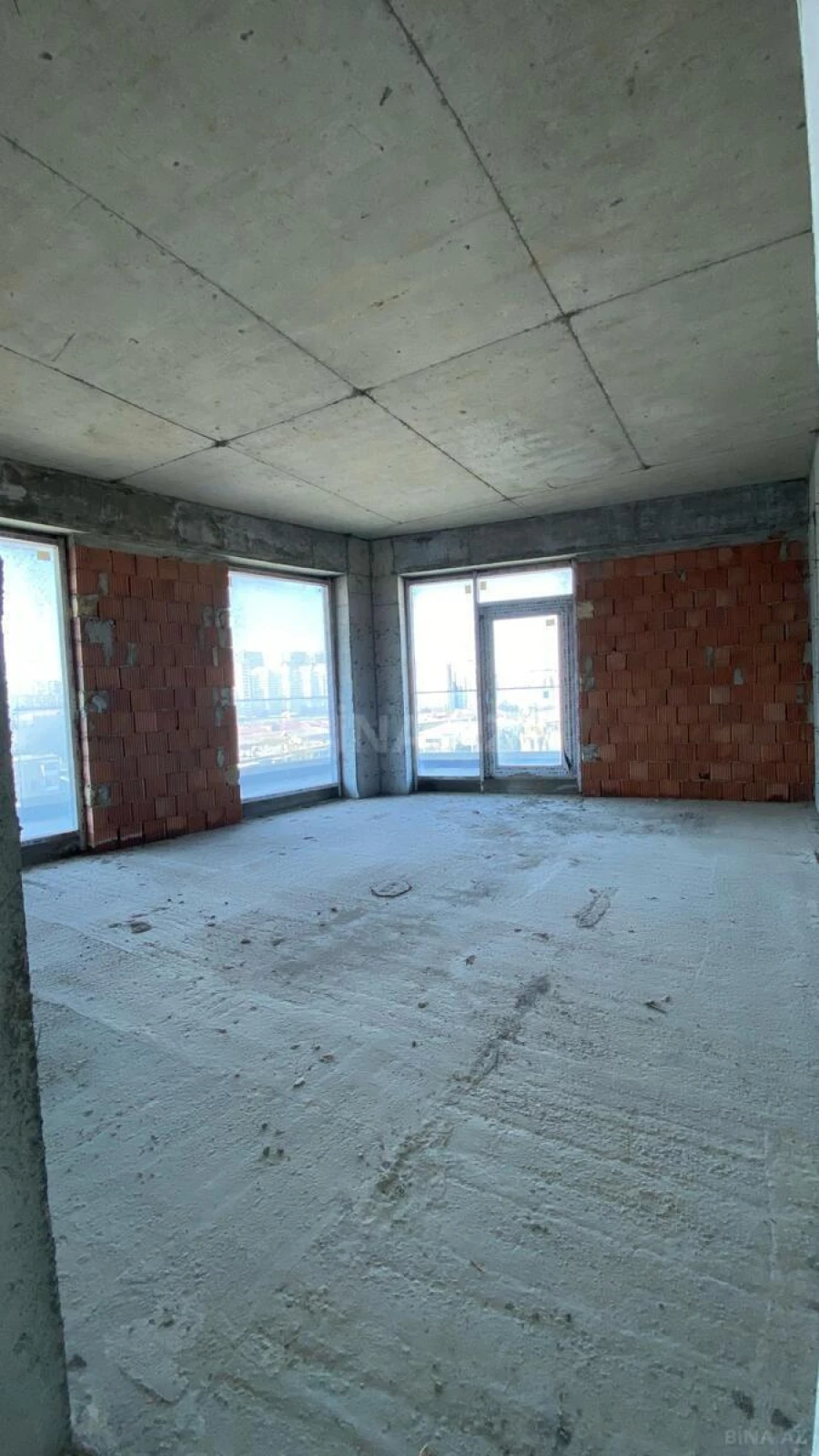 Satılır 4 otaqlı mənzil 267.3 m²