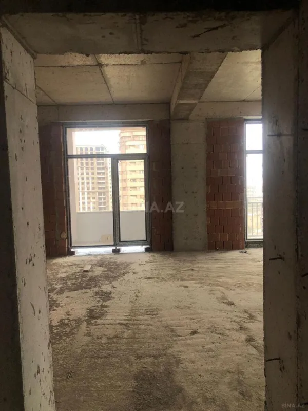 Satılır 5 otaqlı mənzil 267 m²
