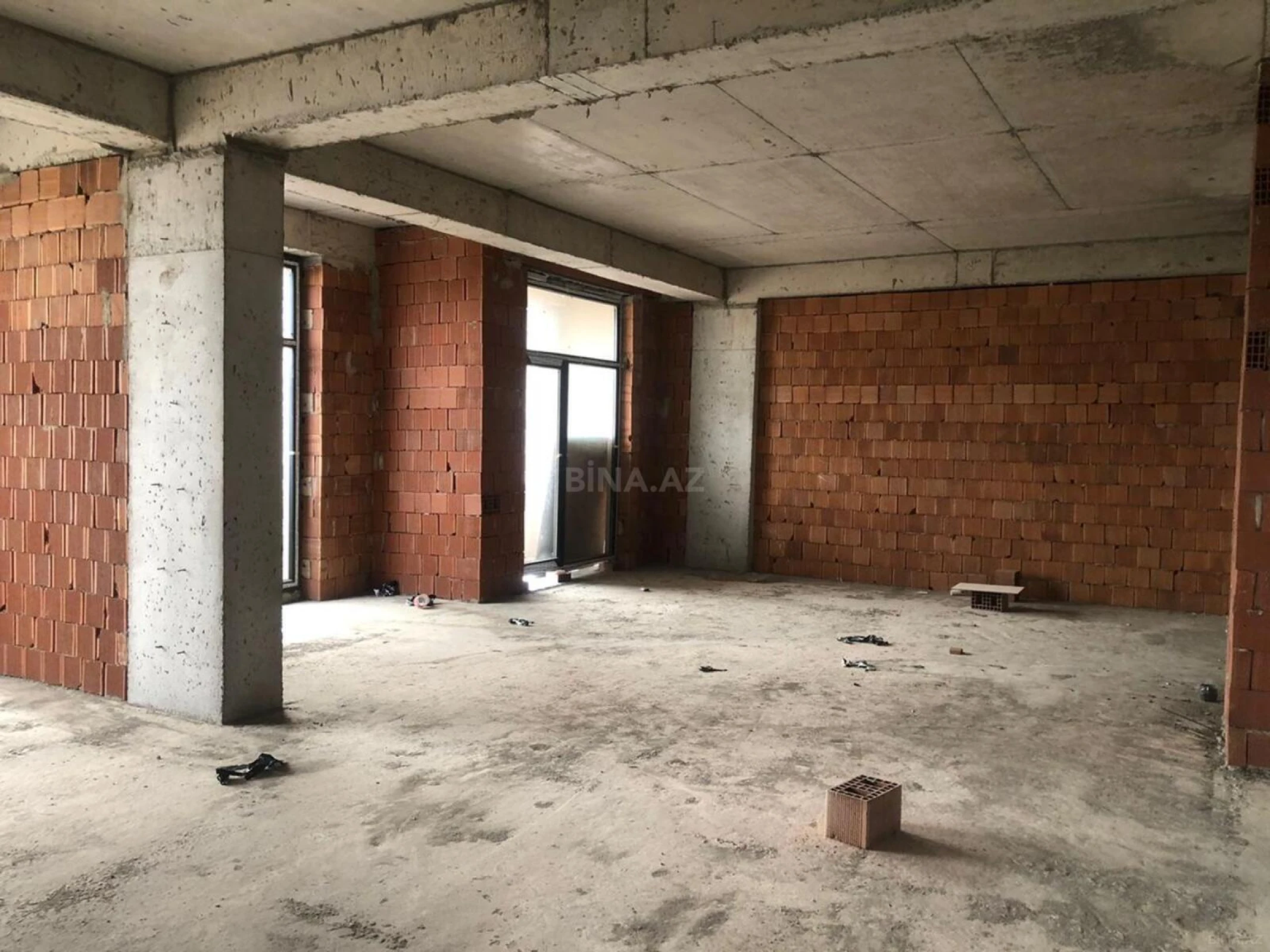 Satılır 5 otaqlı mənzil 267 m²