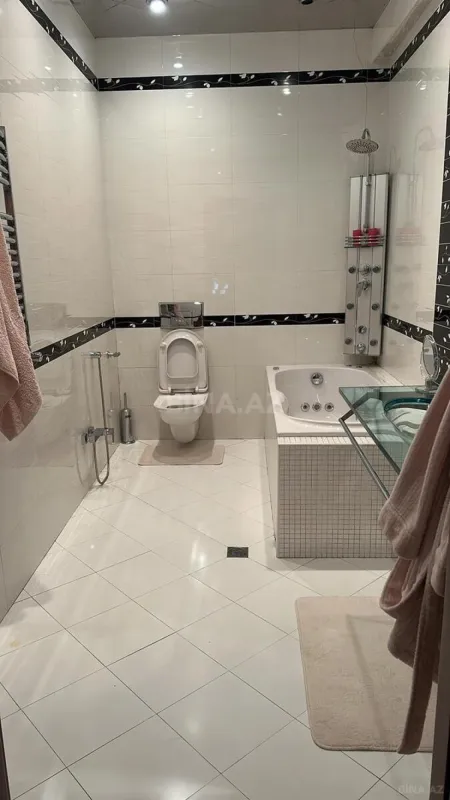 Satılır 4 otaqlı mənzil 210 m²