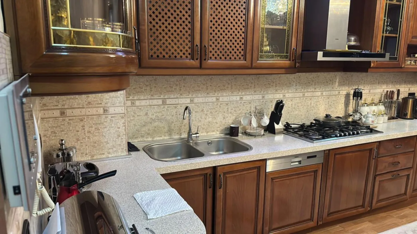 Satılır 4 otaqlı mənzil 210 m²