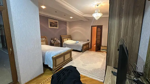 Satılır 4 otaqlı mənzil 210 m²