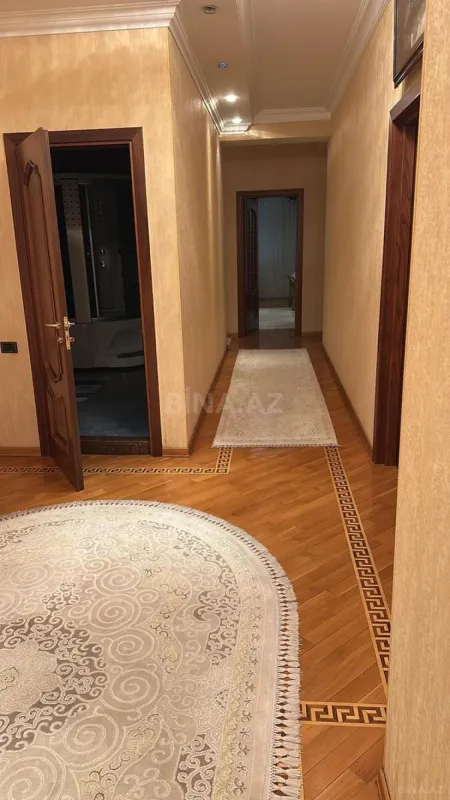Satılır 4 otaqlı mənzil 210 m²
