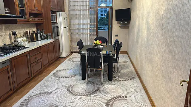 Satılır 4 otaqlı mənzil 210 m²