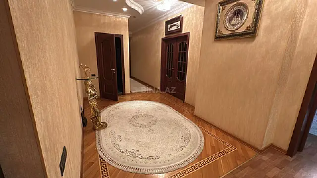 Satılır 4 otaqlı mənzil 210 m²