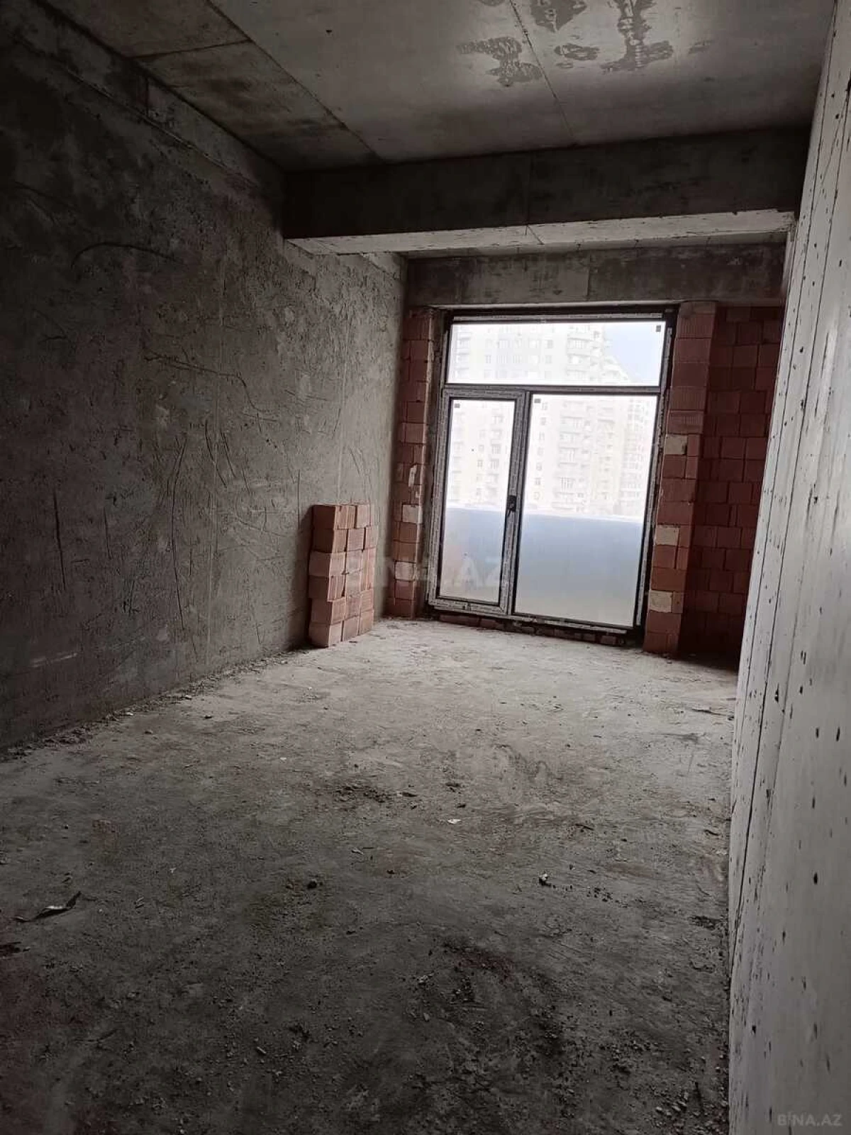 Satılır 4 otaqlı mənzil 148 m²