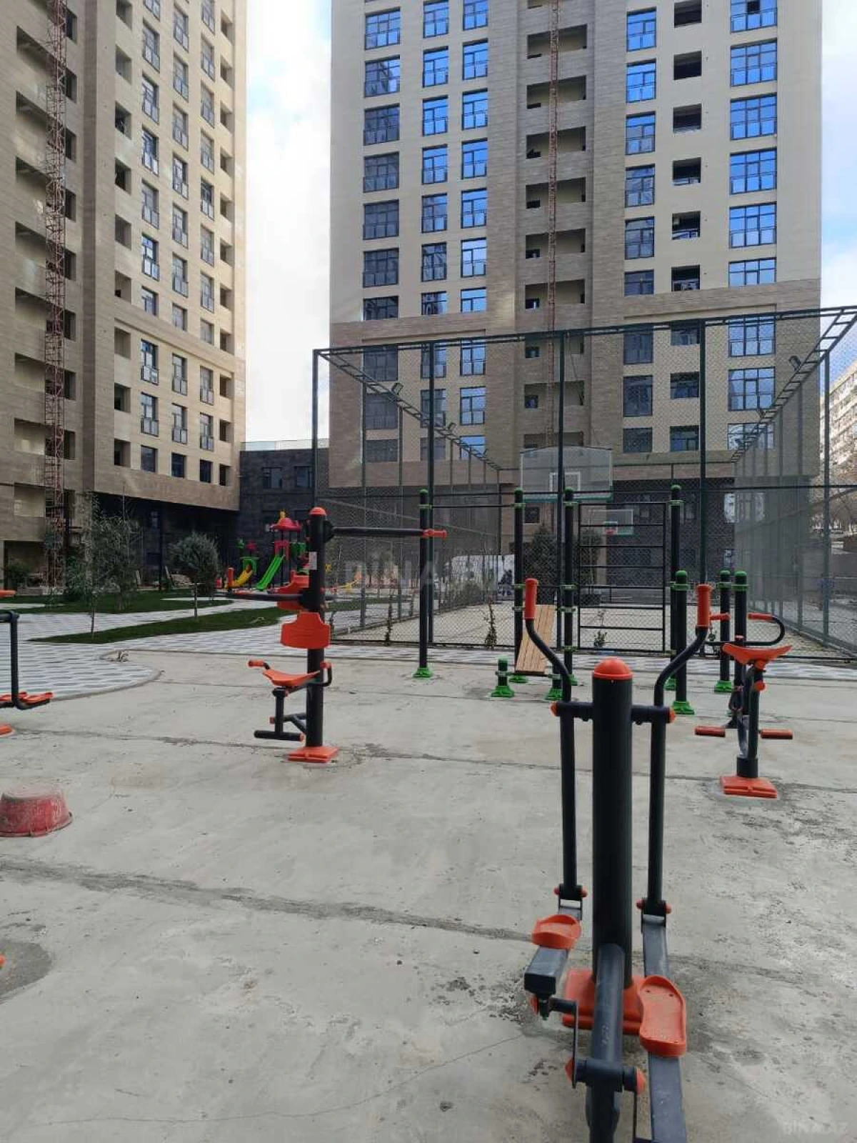 Satılır 4 otaqlı mənzil 148 m²