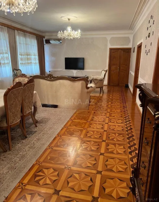 Satılır 8 otaqlı həyət evi 500 m²