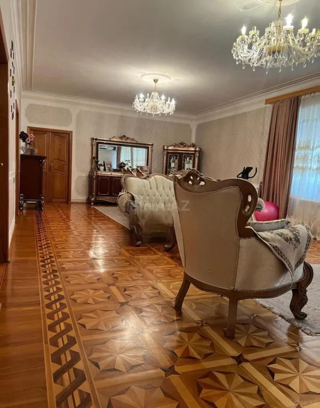 Satılır 8 otaqlı həyət evi 500 m²