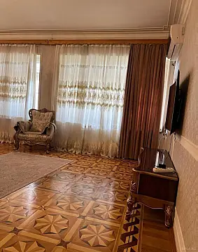 Satılır 8 otaqlı həyət evi 500 m²