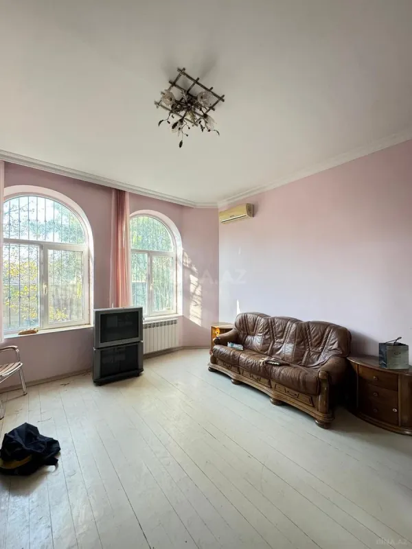 Satılır 7 otaqlı həyət evi 450 m²