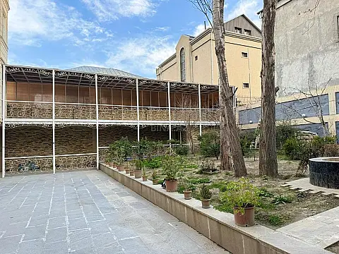 Satılır 20 otaqlı həyət evi 800 m²