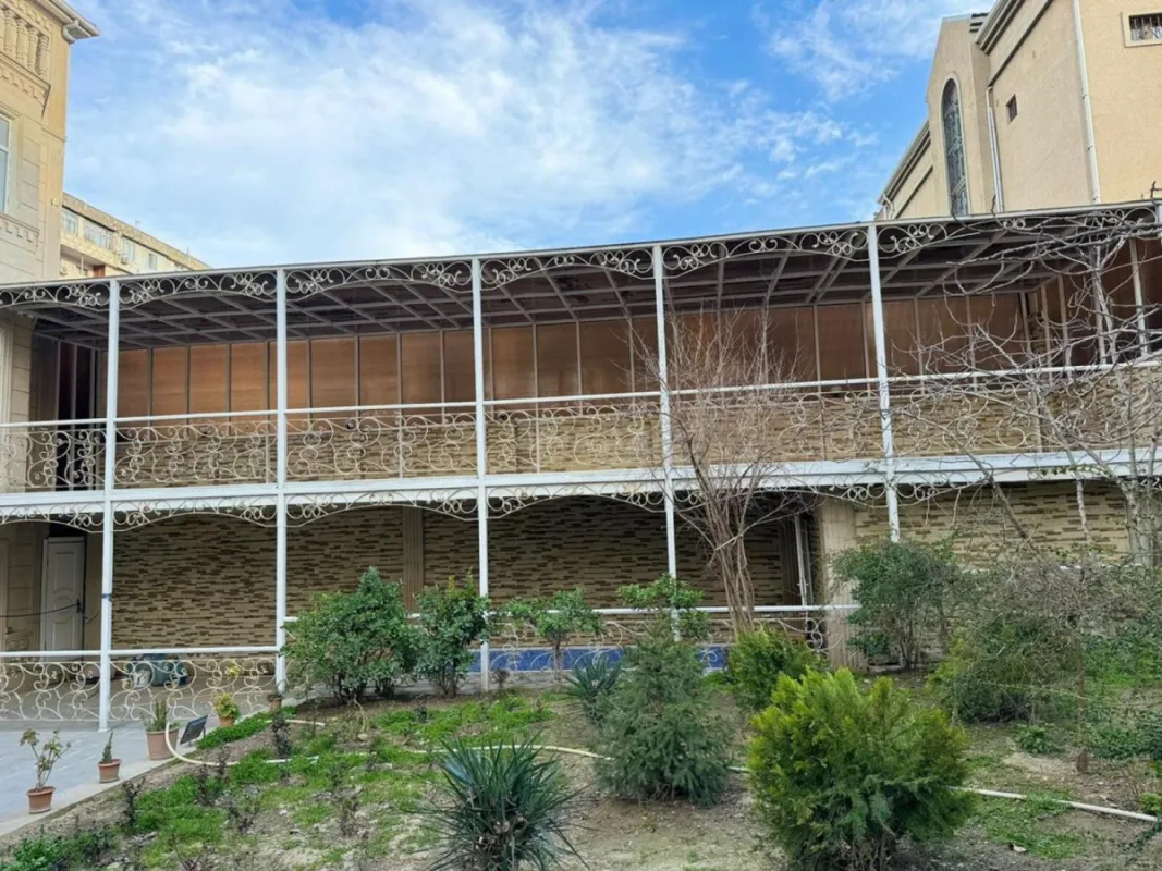 Satılır 20 otaqlı həyət evi 800 m²