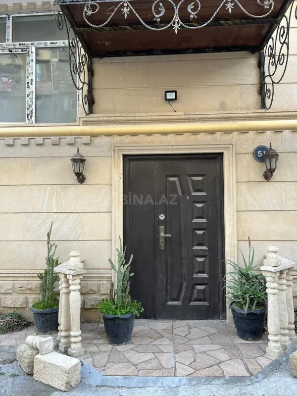 Satılır 20 otaqlı həyət evi 800 m²