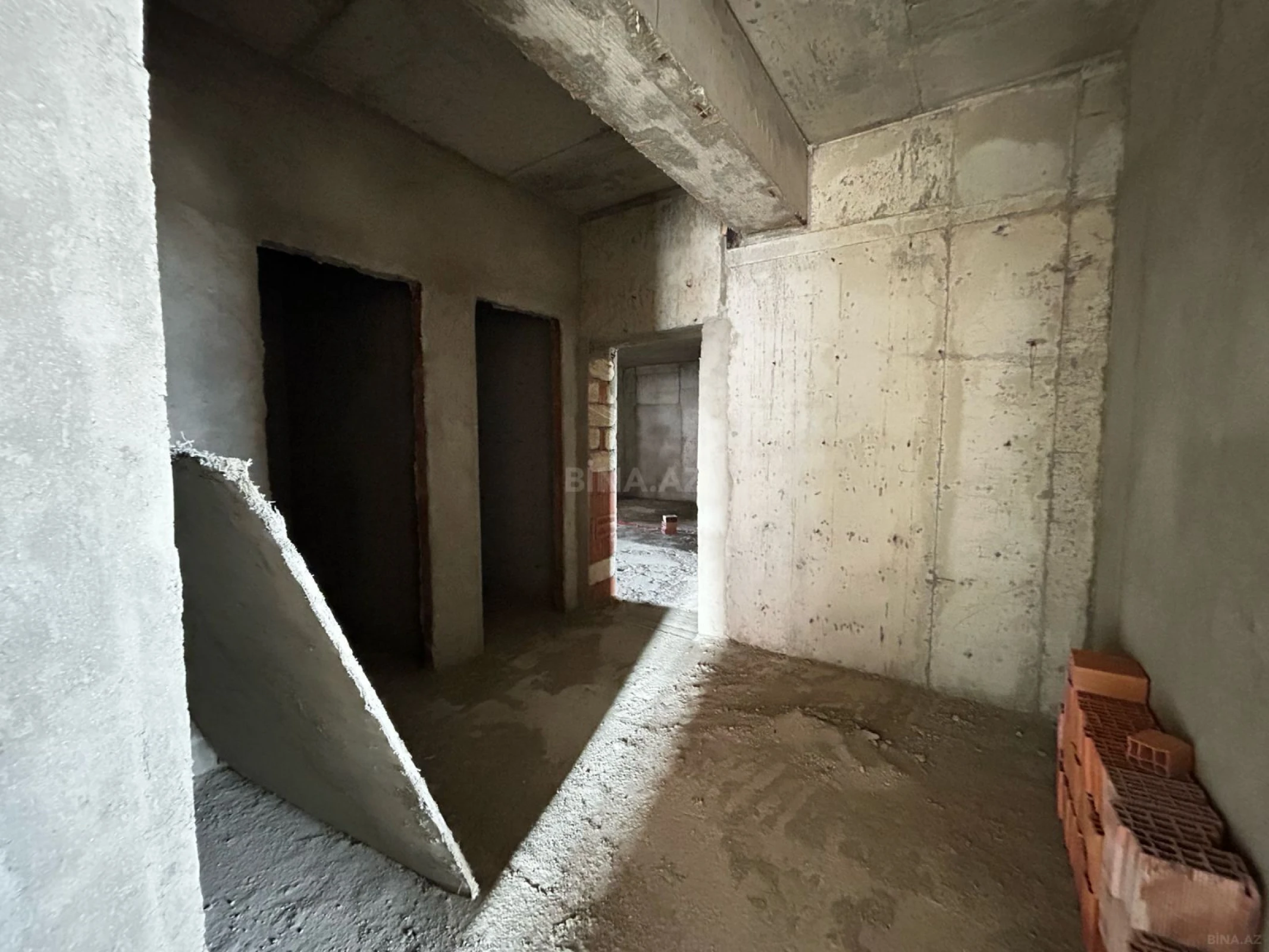 Satılır 2 otaqlı mənzil 111 m²