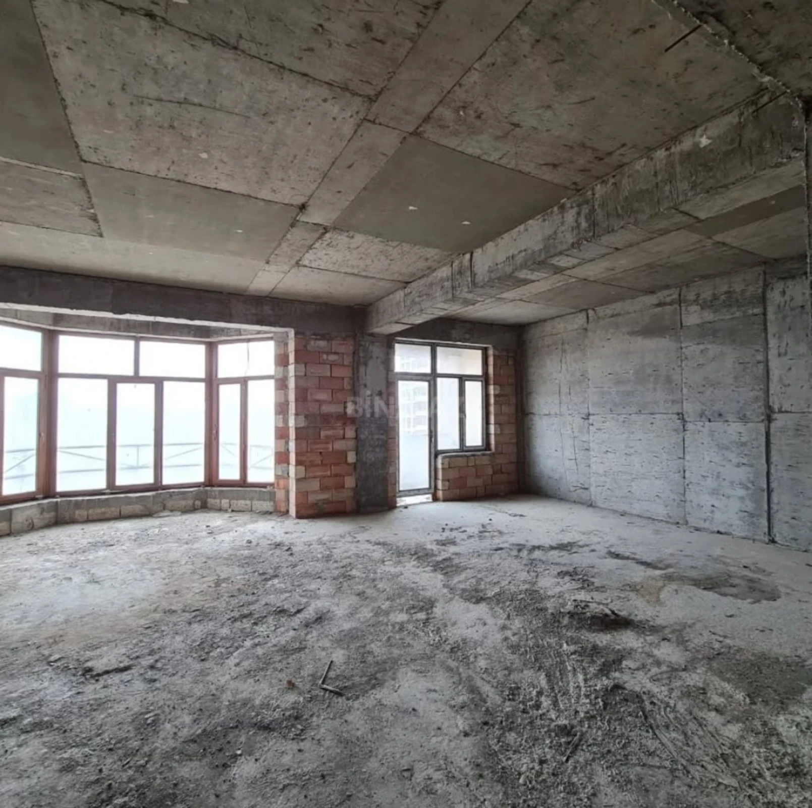 Satılır 3 otaqlı mənzil 135 m²