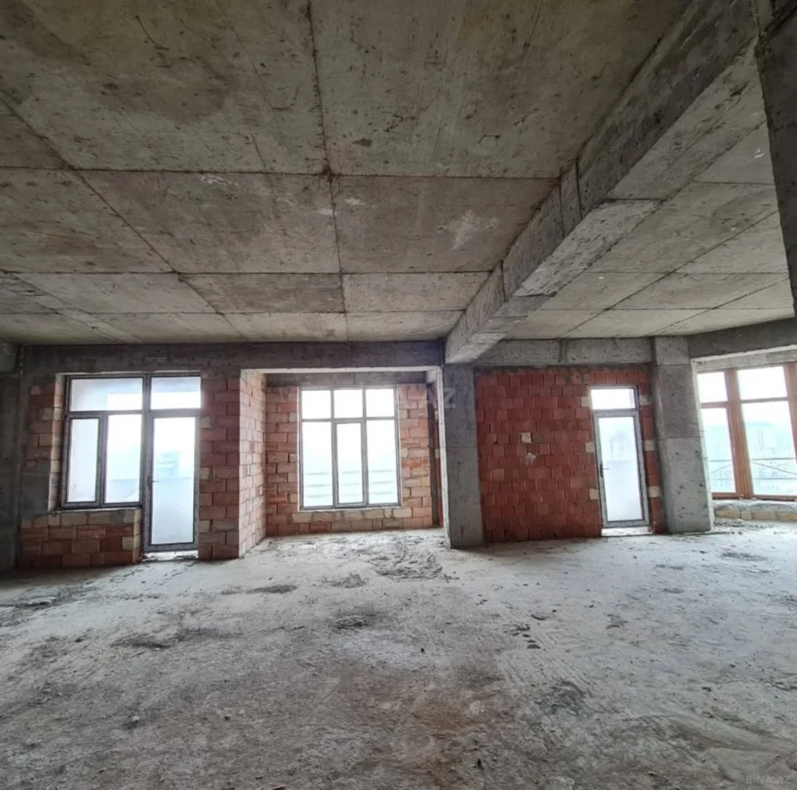 Satılır 3 otaqlı mənzil 135 m²