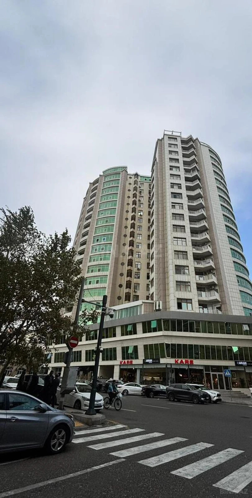 Satılır 4 otaqlı mənzil 230 m²
