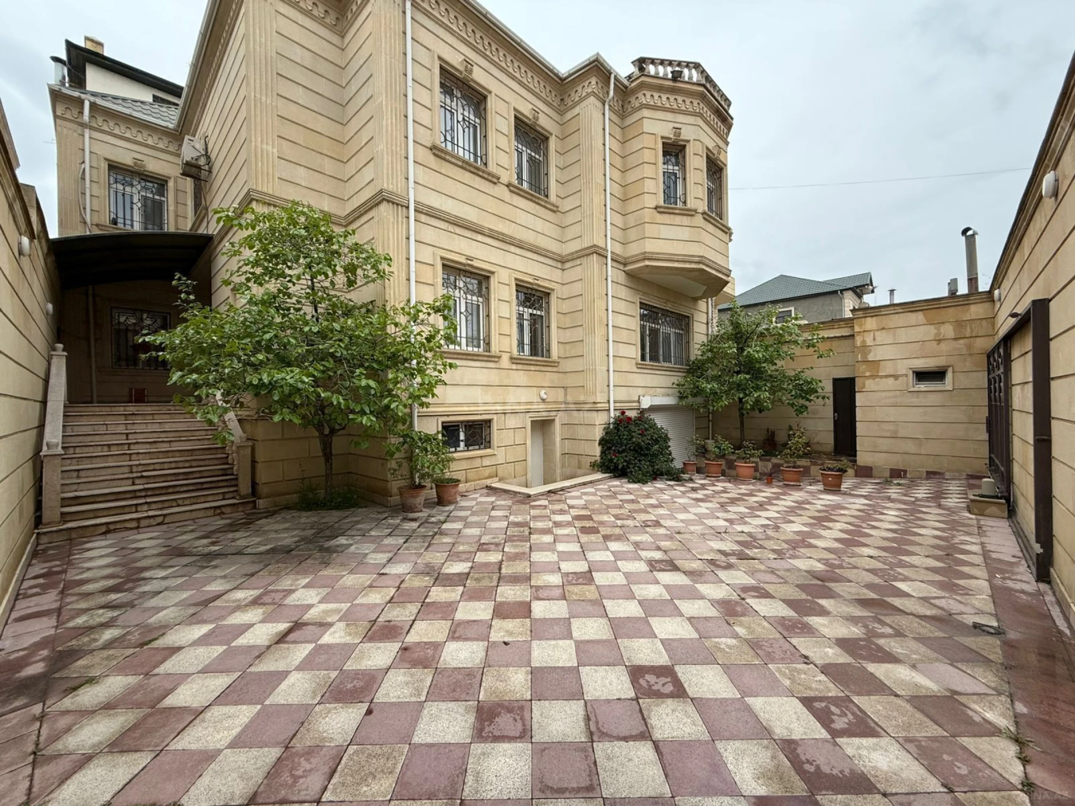 Satılır 8 otaqlı həyət evi 600 m²