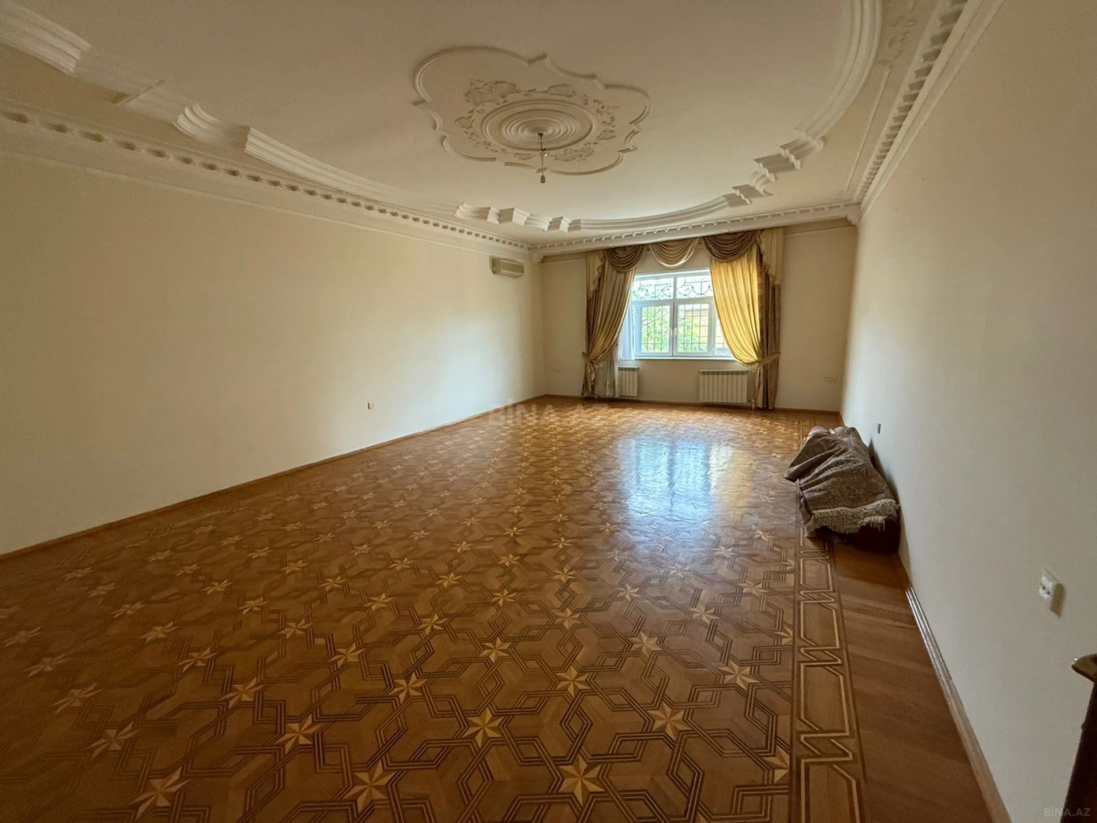 Satılır 8 otaqlı həyət evi 600 m²