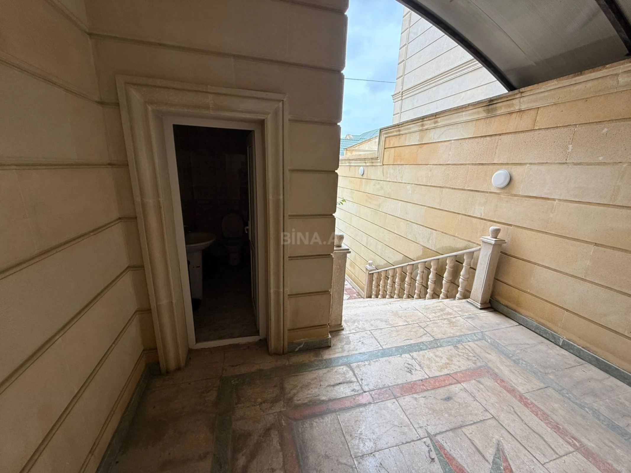 Satılır 8 otaqlı həyət evi 600 m²